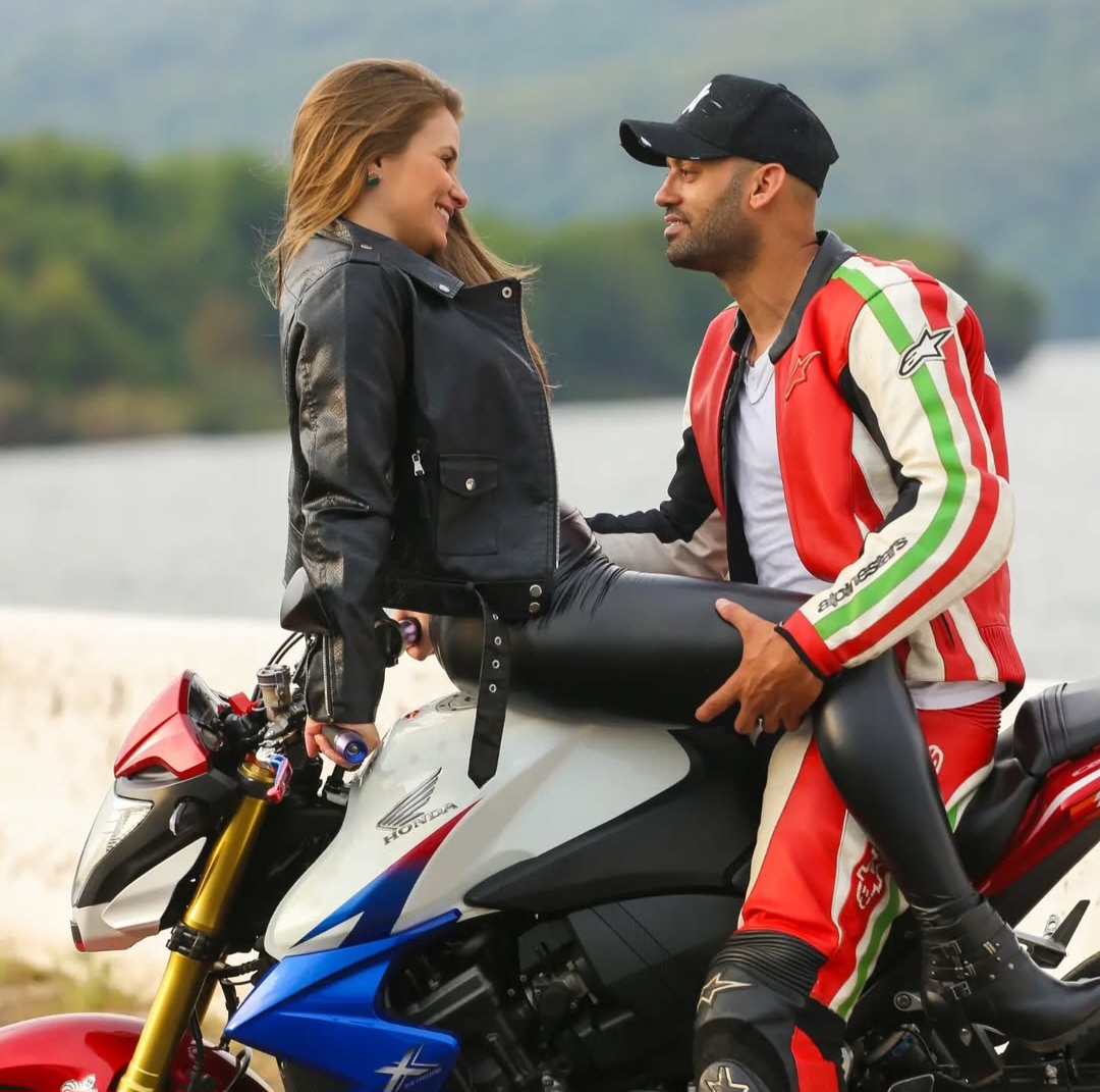 Casal na motocicleta