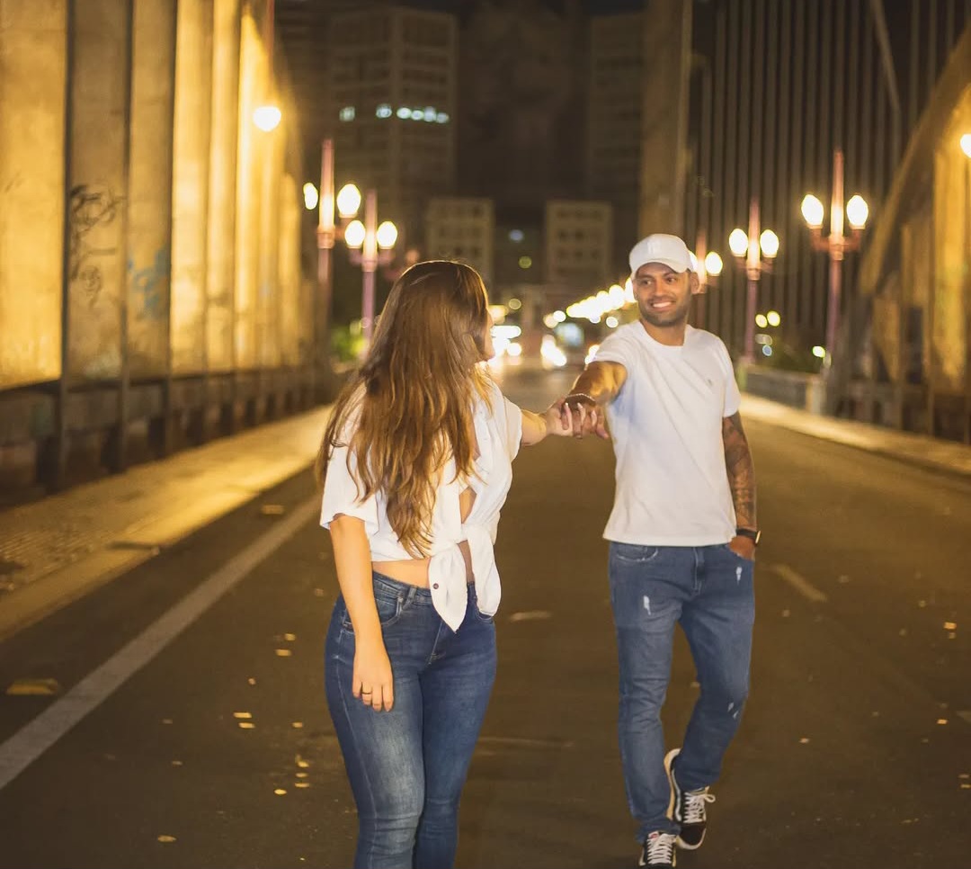 Casal caminhando juntos